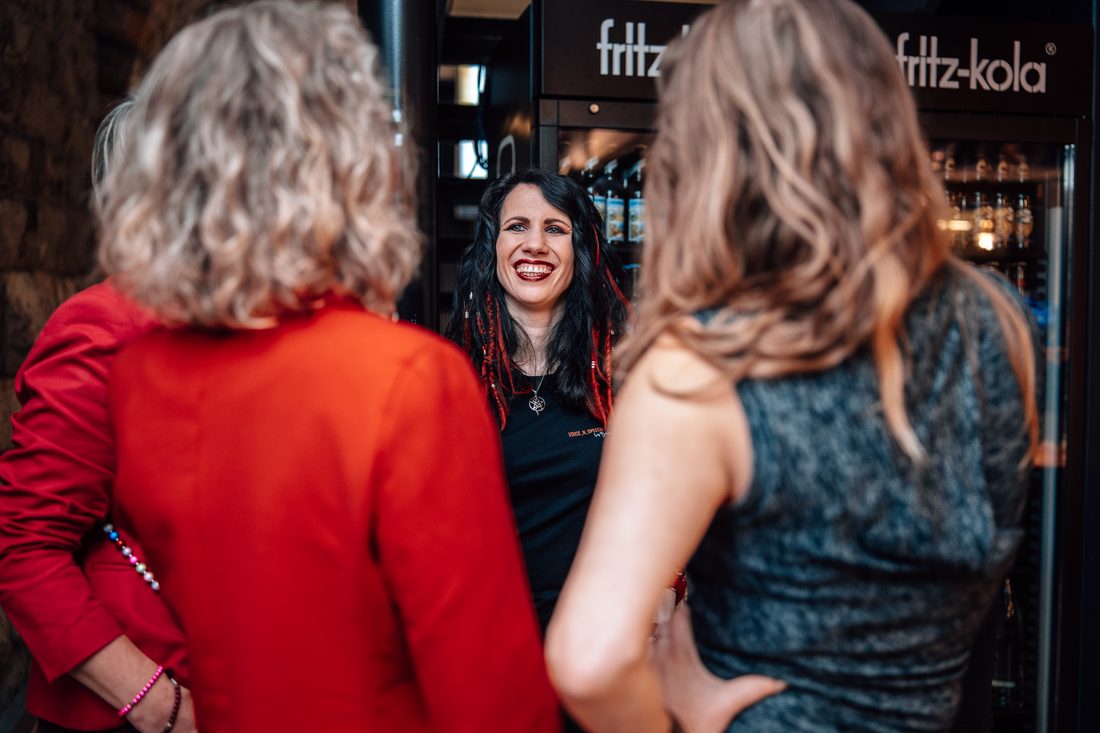 Frauen im Austausch beim Networking